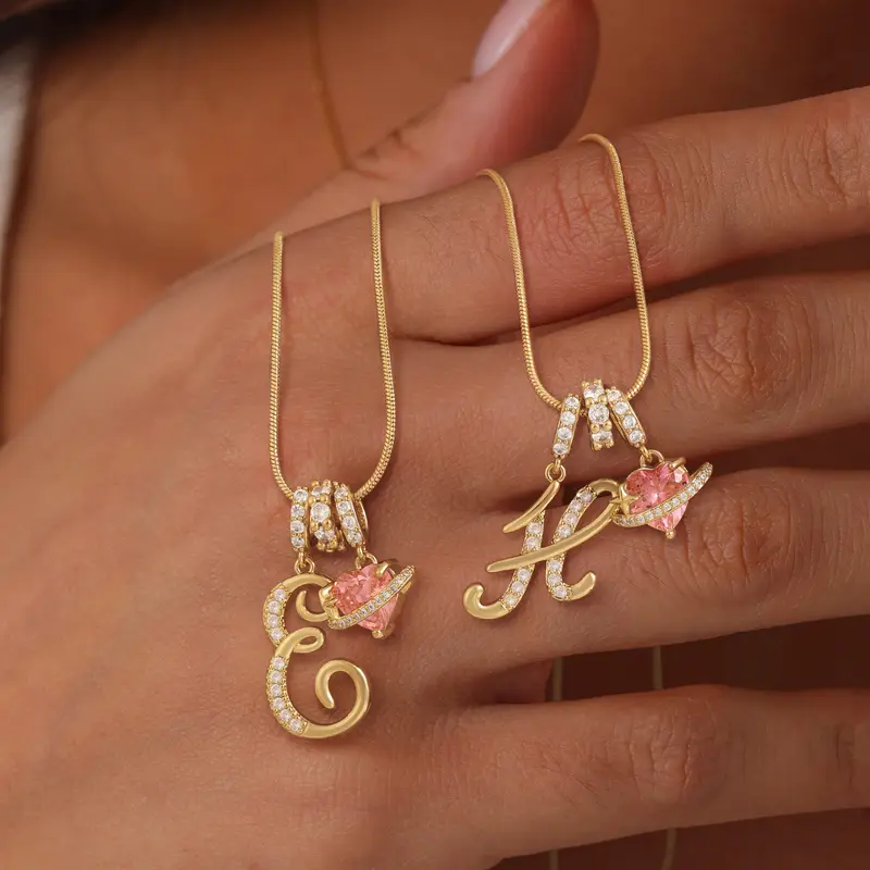 Collier avec pendentif cœur initial