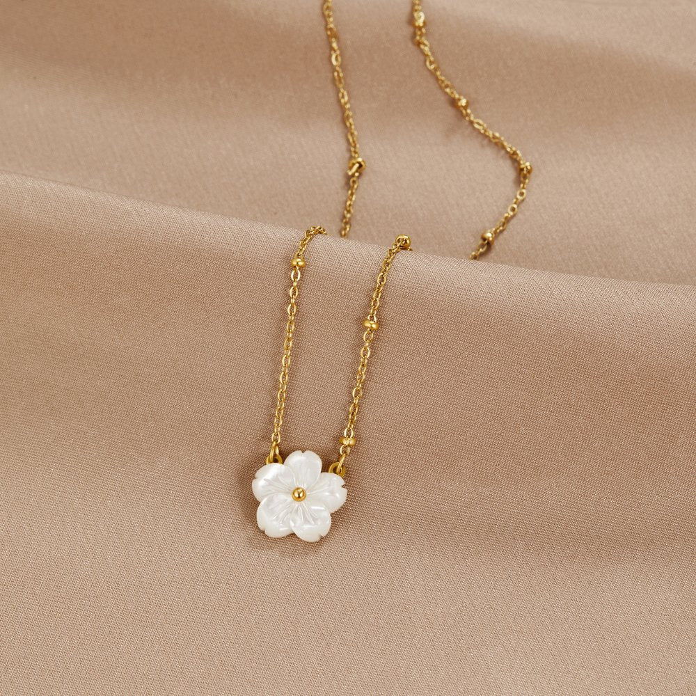 Collier Fleur Blanche Épanouie